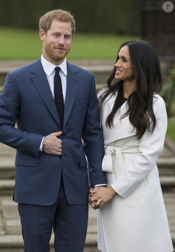 Le Prince Harry et Meghan Markle posent à Kensington palace après l'annonce de leur mariage au printemps 2018 à Londres le 27 novembre 2017.