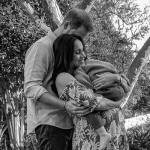 Le prince Harry, Meghan Markle (enceinte de sa fille Lilibet) et leur fils Archie. Portrait réalisé à distance par le photographe Misan Harriman. 2021