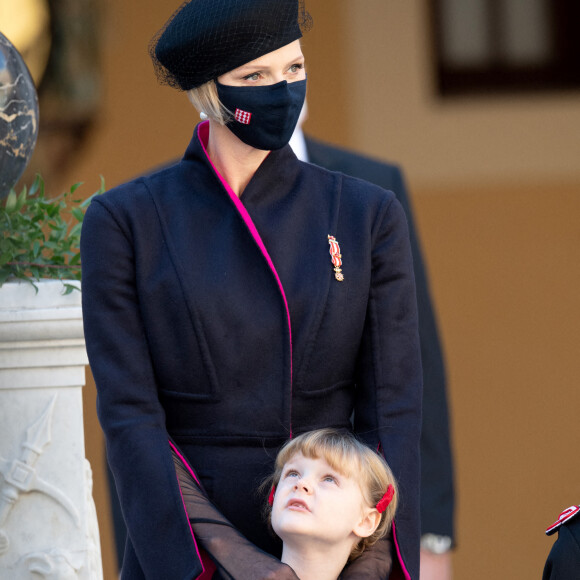 La princesse Charlène de Monaco, la princesse Gabriella de Monaco, comtesse de Carladès - La famille princière assiste à une cérémonie de remise de médaille dans la cours du Palais de Monaco lors de la Fête Nationale 2020 de la principauté de Monaco le 19 novembre 2020. © David Nivière / Pool / Bestimage