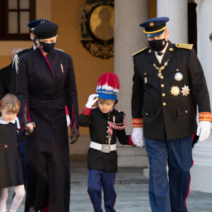 La princesse Charlène de Monaco, la princesse Gabriella de Monaco, comtesse de Carladès, le prince Jacques de Monaco, marquis des Baux, le prince Albert II de Monaco, la princesse Caroline de Hanovre - La famille princière assiste à une cérémonie de remise de médaille dans la cours du Palais de Monaco lors de la Fête Nationale 2020 de la principauté de Monaco le 19 novembre 2020. © David Nivière / Pool / Bestimage