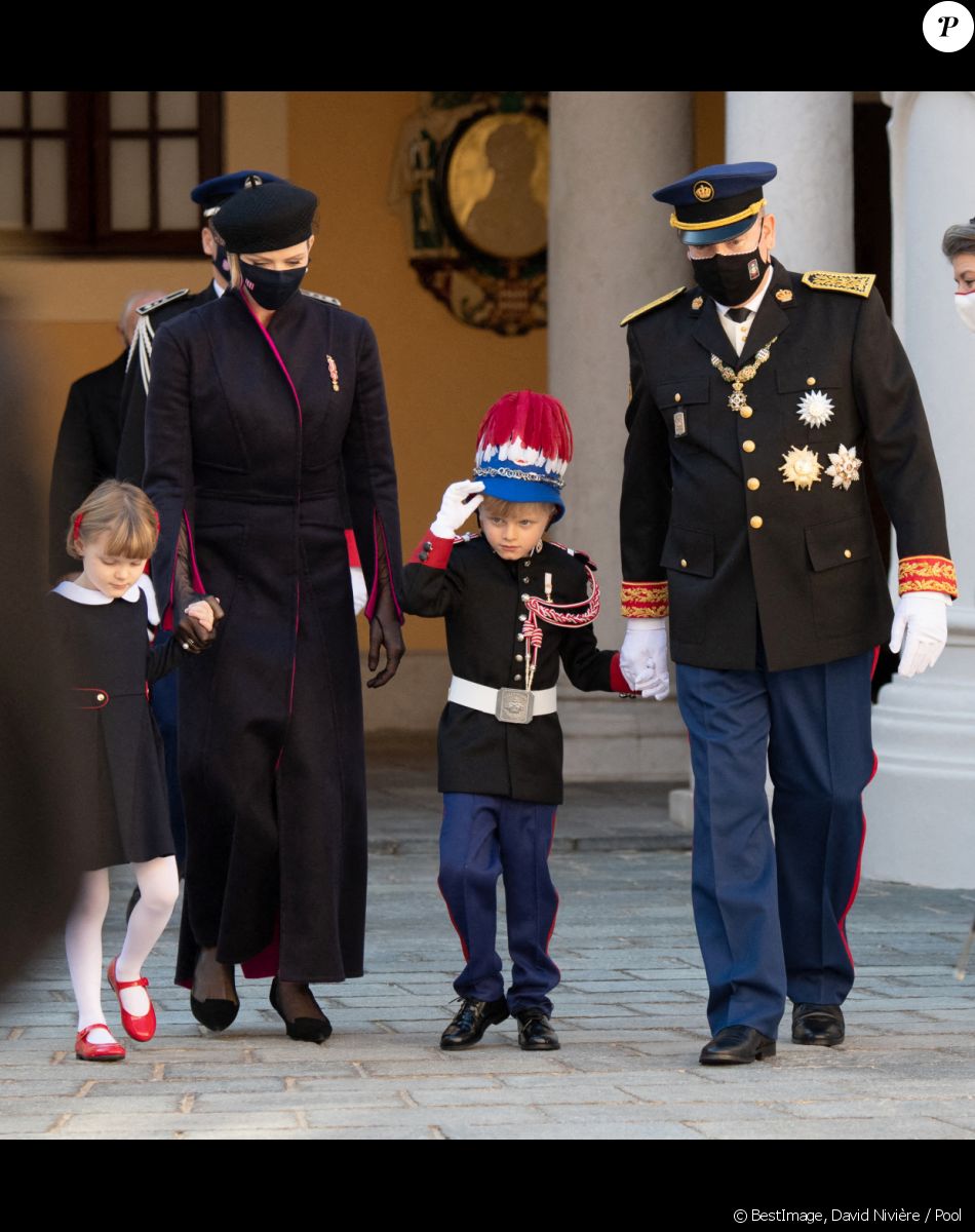 La princesse Charlène de Monaco, la princesse Gabriella de Monaco, comtesse de Carladès, le prince Jacques de Monaco, marquis des Baux, le prince Albert II de Monaco, la princesse Caroline de Hanovre - La famille princière assiste à une cérémonie de remise de médaille dans la cours du Palais de Monaco lors de la Fête Nationale 2020 de la principauté de Monaco le 19 novembre 2020. © David Nivière / Pool / Bestimage