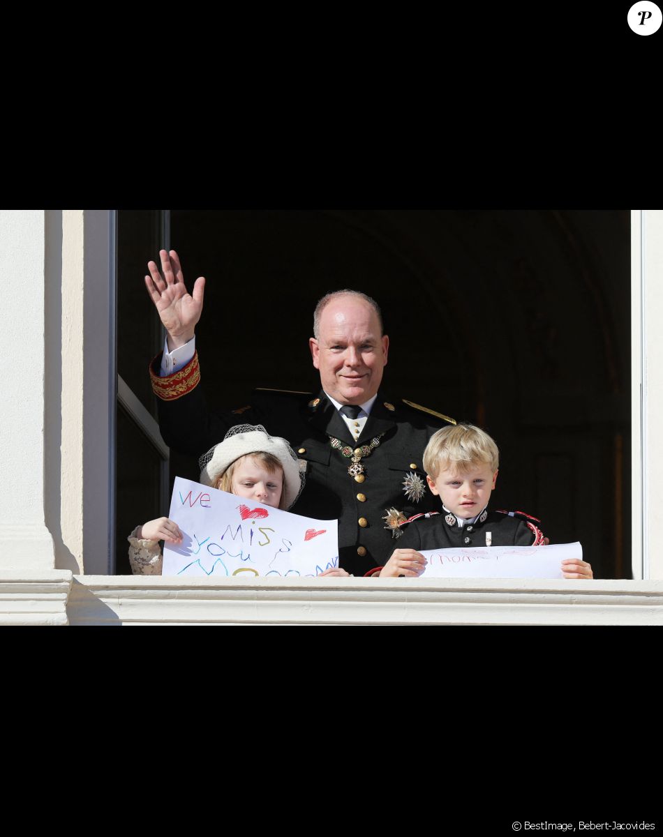 Le prince Albert II de Monaco et ses enfants, le prince héréditaire Jacques de Monaco et sa soeur la princesse Gabriella de Monaco - La famille princière de Monaco apparaît au balcon du palais lors de la fête nationale de Monaco, le 19 novembre 2021. © Bebert-Jacovides/Bestimage