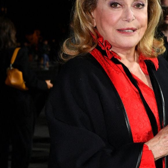 Catherine Deneuve - Arrivée des people au défilé Saint Laurent collection Printemps-Eté 2022 lors de la fashion week à Paris, le 28 septembre 2021. © Veeren Ramsamy-Christophe Clovis/Bestimage 