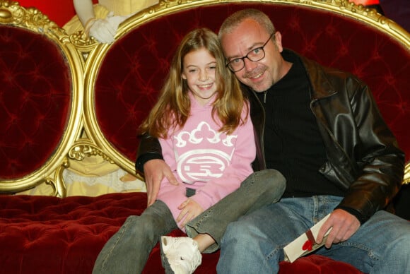 Olivier Baroux et sa fille Enya Baroux lors de la première du spectacle musical ''Autant en emporte le vent'' à Paris, le 8 octobre 2003.