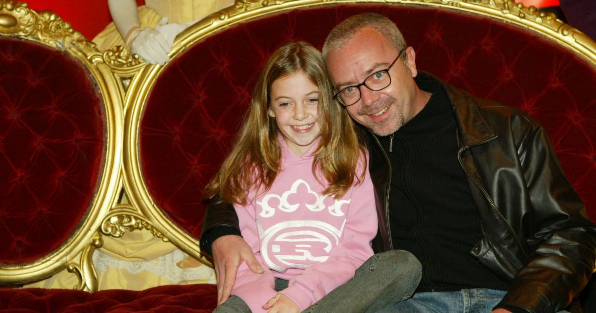 Enya Baroux Olivier Baroux et sa fille Enya Baroux lors de la première du spectacle  musical ''Autant en emporte le vent'' à Paris, le 8 octobre 2003. -  Purepeople