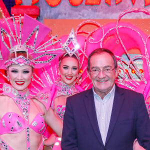 Le journaliste et présentateur de télévision français Jean-Pierre Pernaut pose avec les danseuses du Moulin Rouge à Paris, France, le 31 janvier 2019. © Marc Ausset-Lacroix/Bestimage 