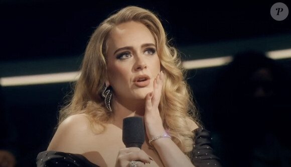 Adele sur le plateau de l'émission "An Audience With Adele" à Londres, le 21 novembre 2021.