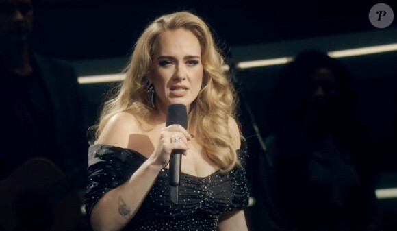 Adele sur le plateau de l'émission "An Audience With Adele" à Londres, le 21 novembre 2021.