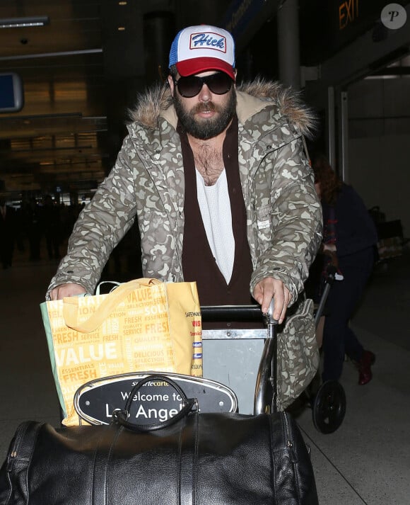 Adele, son petit ami Simon Konecki, et leur fils Angelo a l'aeroport de Los Angeles. Adele cache le petit derriere une couverture blanche. Le 2 mars 2013.