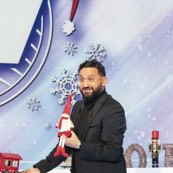 Exclusif - Cyril Hanouna sur le plateau de l'émission TPMP (Touche pas à mon poste ) diffusée en direct sur C8 le 29 novembre 2021. © Jack Tribeca / Bestimage