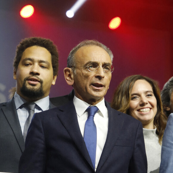 Sarah Knafo, conseillère de Eric Zemmour, au côté du candidat à la présidentielle lors de son premier meeting avec son parti "Reconquête !" à Villepinte le 5 décembre 2021.