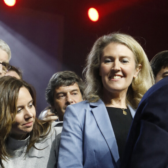 Sarah Knafo, conseillère de Eric Zemmour, au côté du candidat à la présidentielle lors de son premier meeting avec son parti "Reconquête !" à Villepinte le 5 décembre 2021.