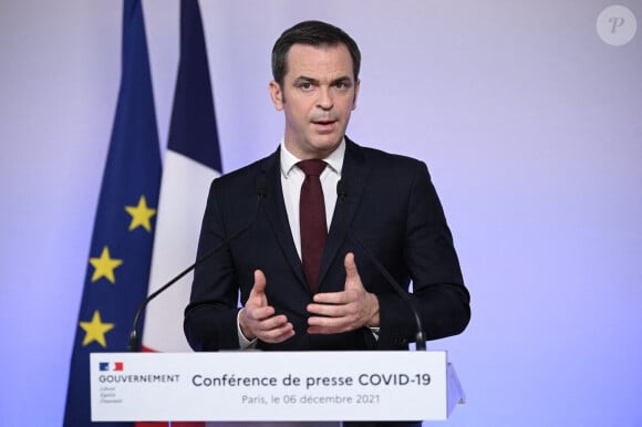 Le Premier ministre Jean Castex et le ministre de la Santé Olivier Véran à Paris le 6 décembre 2021 lors d'une conférence de presse