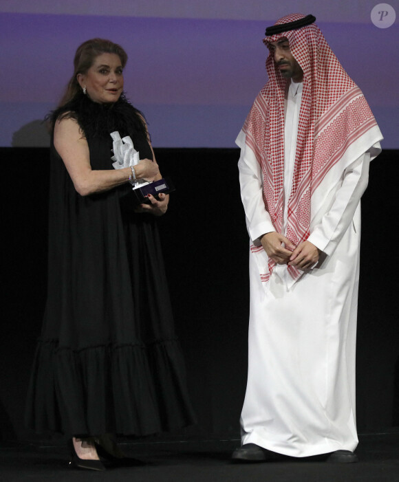 Catherine Deneuve reçoit un prix pour l'ensemble de son oeuvre à la soirée d'ouverture de la première édition du Red Sea International Film Festival (Festival International du Film de la Mer Rouge) à Djeddah, en Arabie Saoudite. Le 6 décembre 2021.