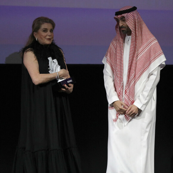 Catherine Deneuve reçoit un prix pour l'ensemble de son oeuvre à la soirée d'ouverture de la première édition du Red Sea International Film Festival (Festival International du Film de la Mer Rouge) à Djeddah, en Arabie Saoudite. Le 6 décembre 2021.