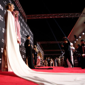 Candice Swanepoel assiste à la soirée d'ouverture de la première édition du Red Sea International Film Festival (Festival International du Film de la Mer Rouge) à Djeddah, en Arabie Saoudite. Le 6 décembre 2021.