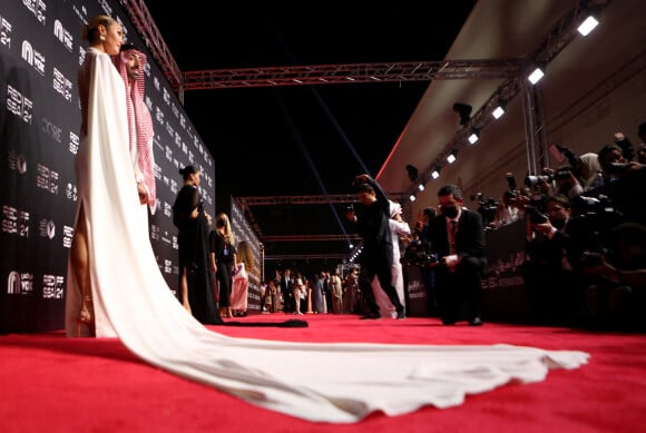 Candice Swanepoel assiste à la soirée d'ouverture de la première édition du Red Sea International Film Festival (Festival International du Film de la Mer Rouge) à Djeddah, en Arabie Saoudite. Le 6 décembre 2021.