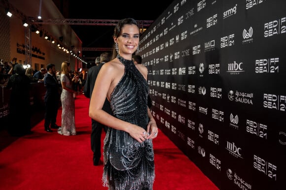 Sara Sampaio assiste à la soirée d'ouverture de la première édition du Red Sea International Film Festival (Festival International du Film de la Mer Rouge) à Djeddah, en Arabie Saoudite. Le 6 décembre 2021.