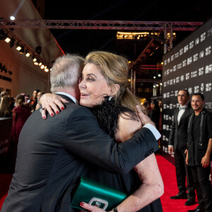 Catherine Deneuve et Thierry Fremaux (directeur du Festival de Cannes) assistent à la soirée d'ouverture de la première édition du Red Sea International Film Festival (Festival International du Film de la Mer Rouge) à Djeddah, en Arabie Saoudite. Le 6 décembre 2021.