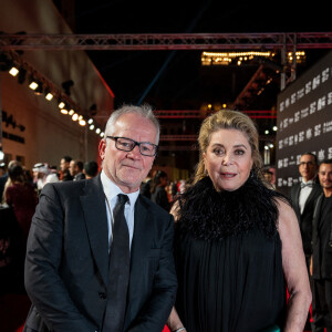 Catherine Deneuve et Thierry Fremaux (directeur du Festival de Cannes) assistent à la soirée d'ouverture de la première édition du Red Sea International Film Festival (Festival International du Film de la Mer Rouge) à Djeddah, en Arabie Saoudite. Le 6 décembre 2021.