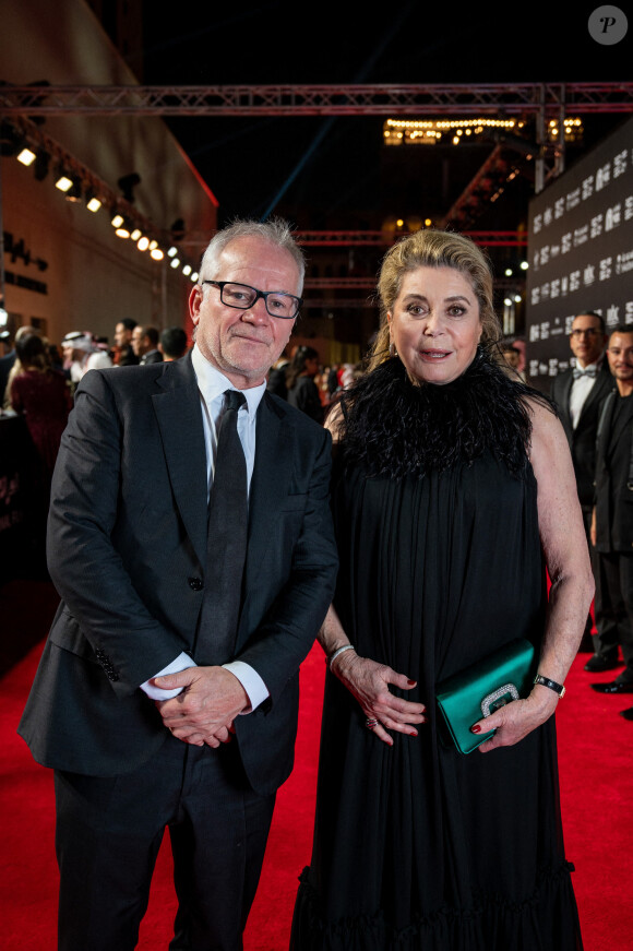 Catherine Deneuve et Thierry Fremaux (directeur du Festival de Cannes) assistent à la soirée d'ouverture de la première édition du Red Sea International Film Festival (Festival International du Film de la Mer Rouge) à Djeddah, en Arabie Saoudite. Le 6 décembre 2021.
