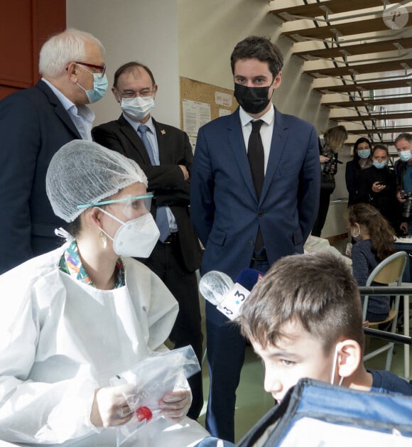 Le secrétaire d'Etat auprès du Premier ministre et porte parole du gouvernement, Gabriel Attal accompagne le déploiement de la campagne de tests salivaires dans l'école Jules Valles de Lyon, France, le 26 février 2021.