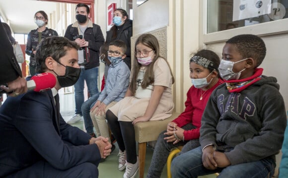 Le secrétaire d'Etat auprès du Premier ministre et porte parole du gouvernement, Gabriel Attal accompagne le déploiement de la campagne de tests salivaires dans l'école Jules Valles de Lyon, France, le 26 février 2021.