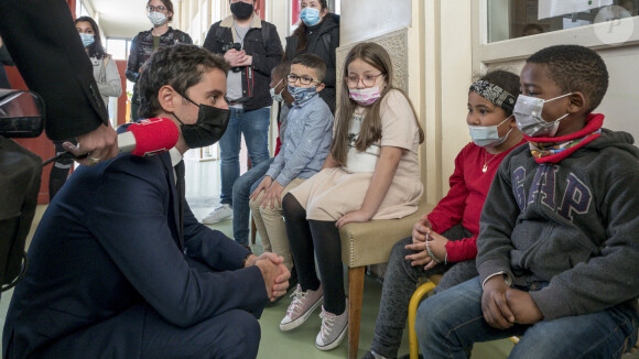 Le secrétaire d'Etat auprès du Premier ministre et porte parole du gouvernement, Gabriel Attal accompagne le déploiement de la campagne de tests salivaires dans l'école Jules Valles de Lyon, France, le 26 février 2021.