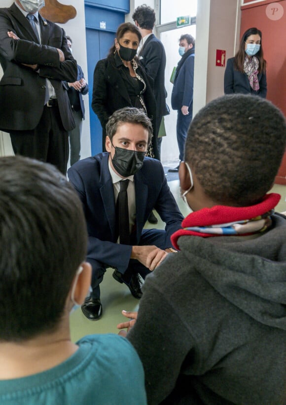 Le secrétaire d'Etat auprès du Premier ministre et porte parole du gouvernement, Gabriel Attal accompagne le déploiement de la campagne de tests salivaires dans l'école Jules Valles de Lyon, France, le 26 février 2021.