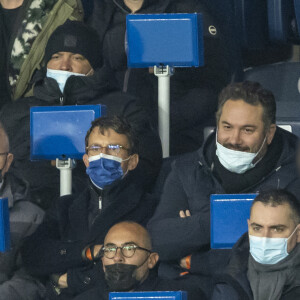 Bruce Toussaint et Manuel Valls en tribune lors du match de ligue des champions (Champions League) PSG (Paris Saint Germain) conte Bruges 4-1 au Parc des Princes à Paris le 7 décembre 2021.