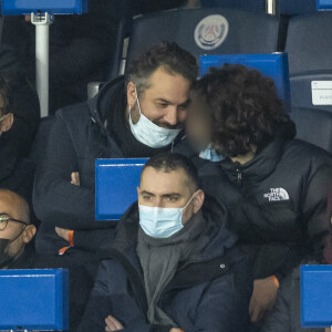 Bruce Toussaint et Manuel Valls en tribune lors du match de ligue des champions (Champions League) PSG (Paris Saint Germain) conte Bruges 4-1 au Parc des Princes à Paris le 7 décembre 2021.