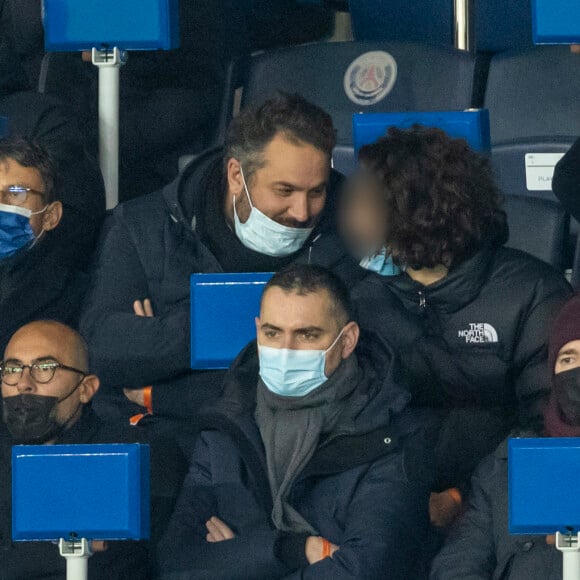 Bruce Toussaint et Manuel Valls en tribune lors du match de ligue des champions (Champions League) PSG (Paris Saint Germain) conte Bruges 4-1 au Parc des Princes à Paris le 7 décembre 2021.