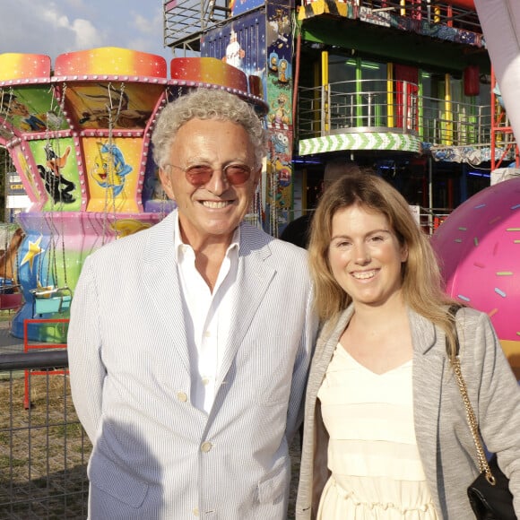 Semi-exclusif - Nelson Monfort avec sa fille Isaure - Inauguration de la "Fête à Neuneu" au profit de l'association "Innocence En Danger" sur la pelouse de la Muette au Bois de Boulogne, à Paris, France, le 3 septembre 2021. © Cédric Perrin/Bestimage