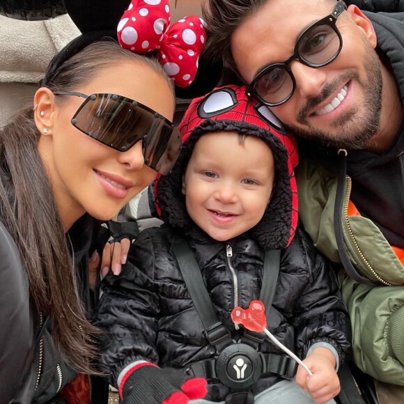 Nabilla Benattia, Thomas Vergara et leur fils Milann à Disney, novembre 2021