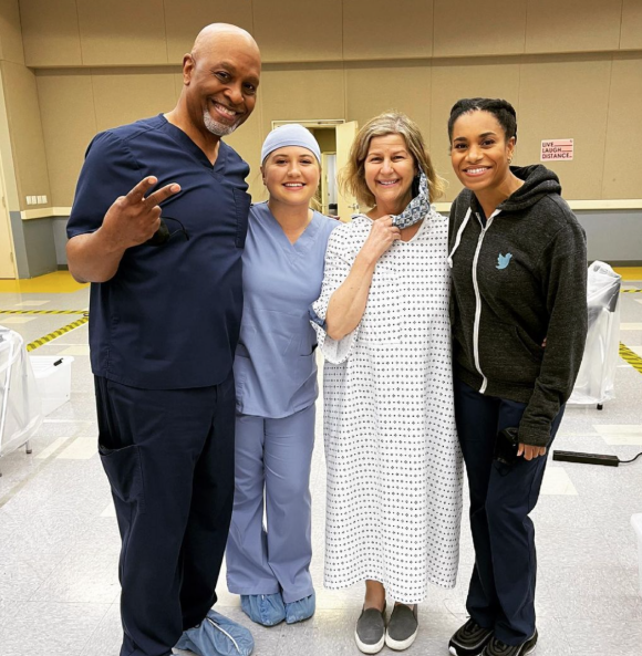 James Pickens, Jaicy Elliot, Cindy Drummond et Kelly McCreary sur le tournage de Grey's Anatomy. Mai 2021.