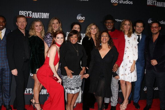Chandra Wilson, Camilla Luddington, Ellen Pompeo, James Pickens, Jr., Kelly McCreary, Justin Chamber et d'autres acteurs de "Grey's Anatomy" réunis pour fêter la diffusion du 300ème épisode de la série au restaurant TAO à Hollywood, le 5 novembre 2017.