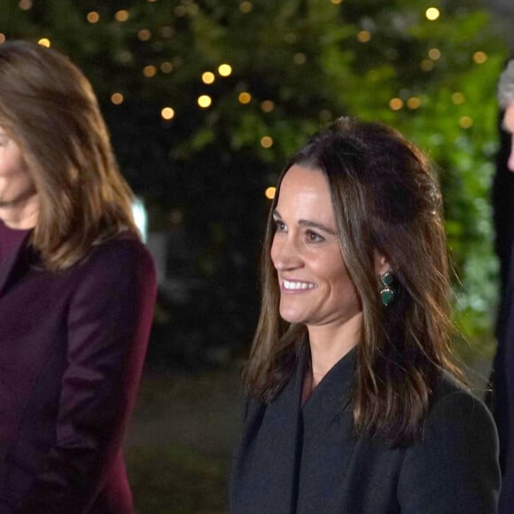 Pippa Middleton avec ses parents Carole et Michael assiste au service de chant communautaire Together At Christmas à l'abbaye de Westminster, à Londrtes, Royaume Uni, le 8 décembre 2021.