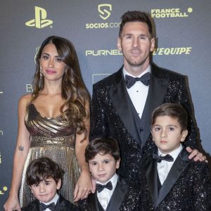 Lionel Leo Messi avec sa femme Antonella Roccuzzo et ses enfants Thiago, Mateo et Ciro - Photocall de la cérémonie du Ballon d'Or au Théâtre du Châtelet. © Cyril Moreau/Bestimage