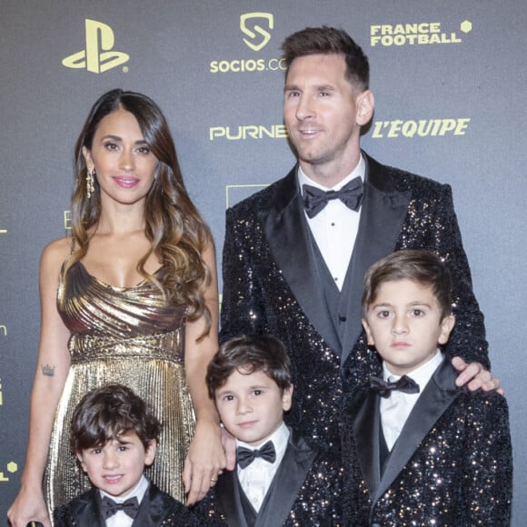 Lionel Leo Messi (Ballon d'Or pour la 7ème fois) avec sa femme Antonella Roccuzzo et ses enfants Thiago, Mateo et Ciro - Photocall de la cérémonie du Ballon d'Or 2021 au Théâtre du Châtelet le 29 novembre 2021. © Cyril Moreau/Bestimage