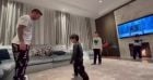 Lionel Messi joue avec ses fils.