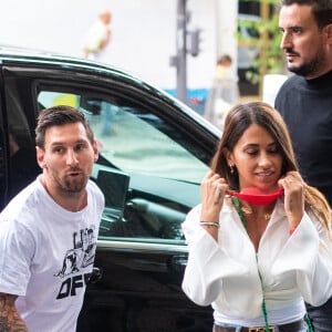 Exclusif - Antonella Roccuzzo sort de l'hôtel Royal Monceau pour aller faire du shopping chez Zara pour acheter une tenue et aller ensuite déjeuner au restaurant avec son mari. Antonella veut rester la plus belle pour son Leo après 20 ans de vie commune et 3 enfants. Elle retourne à l'hôtel pour se changer avant de rejoindre son mari Lionel Leo Messi, qui revient de son entraînement avec le Paris Saint-Germain (PSG), au restaurant parisien. Le couple est ensuite retourné dans leur hôtel.