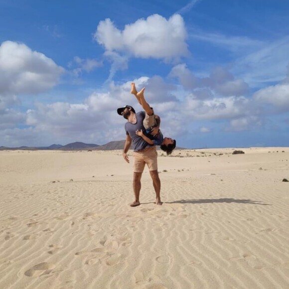 Grégory Montel s'amuse avec son fils sur les dunes de sable.