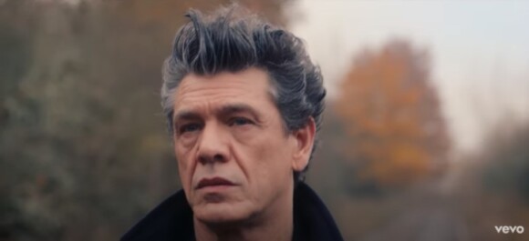 Marc Lavoine dans le clip du titre "Le train". Youtube.