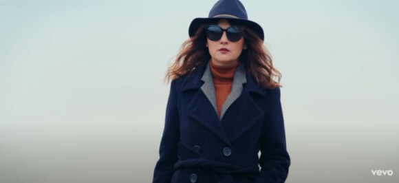 Virginie Ledoyen dans le clip du titre "Le train" de Marc Lavoine. Youtube. Le 9 décembre 2021.