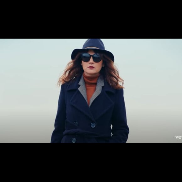 Virginie Ledoyen dans le clip du titre "Le train" de Marc Lavoine. Youtube. Le 9 décembre 2021.