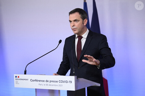 Olivier Véran, ministre des solidarités et de la santé lors d'une conférence de presse sur les nouvelles mesures de lutte contre la cinquième vague de l'épidémie de Covid-19 en France le 6 décembre 2021