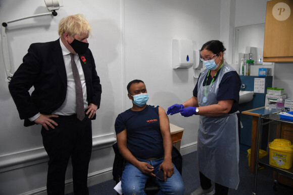 Le Premier ministre britannique Boris Johnson visite le centre de vaccination de Woodgrange près de Londres, le 15 novembre 2021.