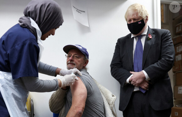Le Premier ministre britannique Boris Johnson visite le hameau de Sidcup près de Londres. Le chef du gouvernement s'est rendu dans une pharmacie où s'effectuent des vaccinations contre le coronavirus (Covid-19). Le 12 novembre 2021.