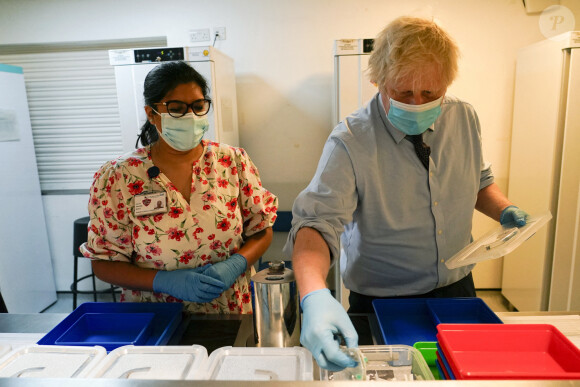 Le Premier ministre Boris Johnson lors d'une visite dans un centre de vaccination COVID 19 au StoneX Stadium à Londres, Royaume Uni, le 21 juin 2021.