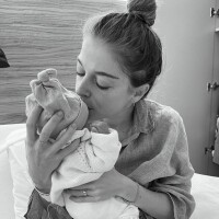 Victoria Monfort maman : le prénom de bébé dévoilé, tendres photos à la maternité
